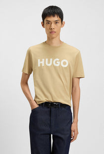 Front image of a model wearing the Dulivio t in beige, by brand Hugo