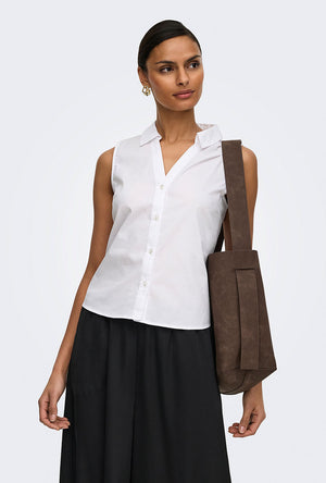 Front image of a model wearing the Mio s/l shirt in white, by brand Jacqueline de yong