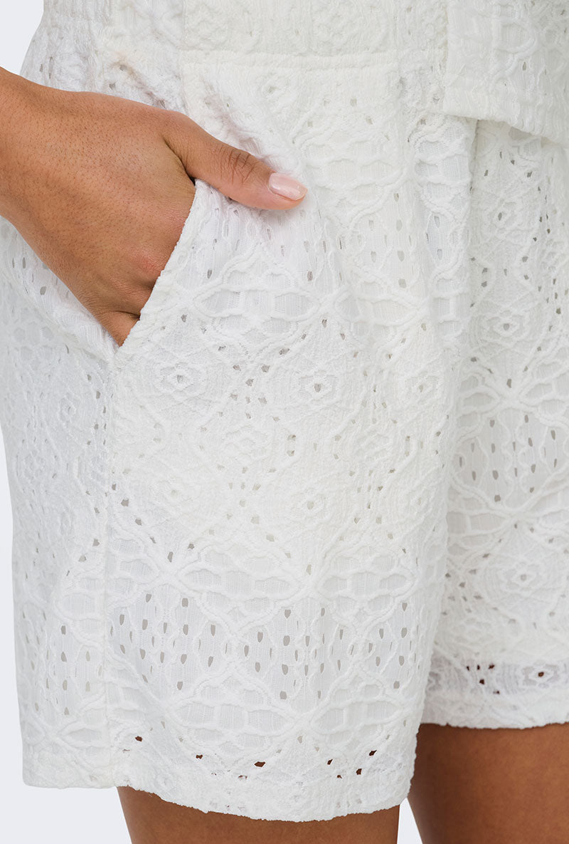 Front image of a model wearing Nulle life shorts in off white, by brand Jacqueline de yong
