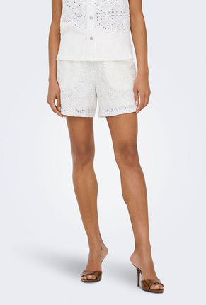 Front image of a model wearing Nulle life shorts in off white, by brand Jacqueline de yong