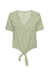Front image of the Sezen life s/s knot shrit in green, by brand Jacqueline de yong