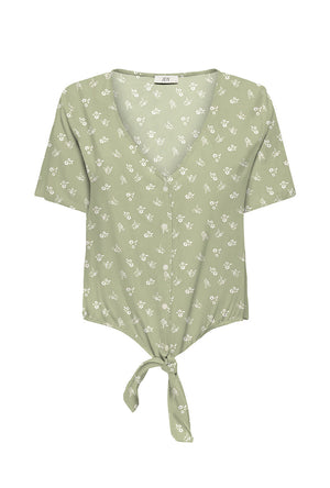 Front image of the Sezen life s/s knot shrit in green, by brand Jacqueline de yong