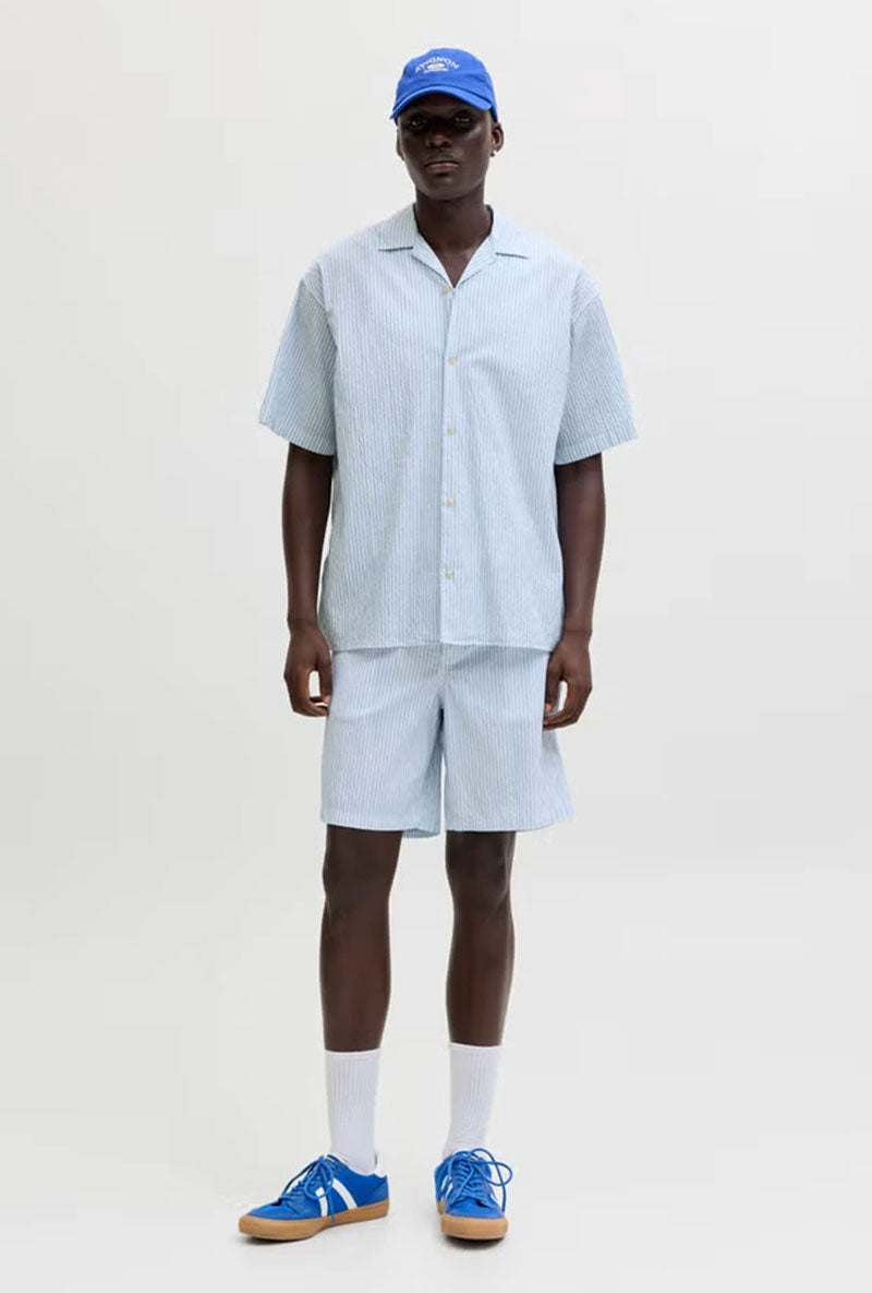 Front image of a model wearing Milo seersucker resort shirt in light blue, by brand Jack&jones
