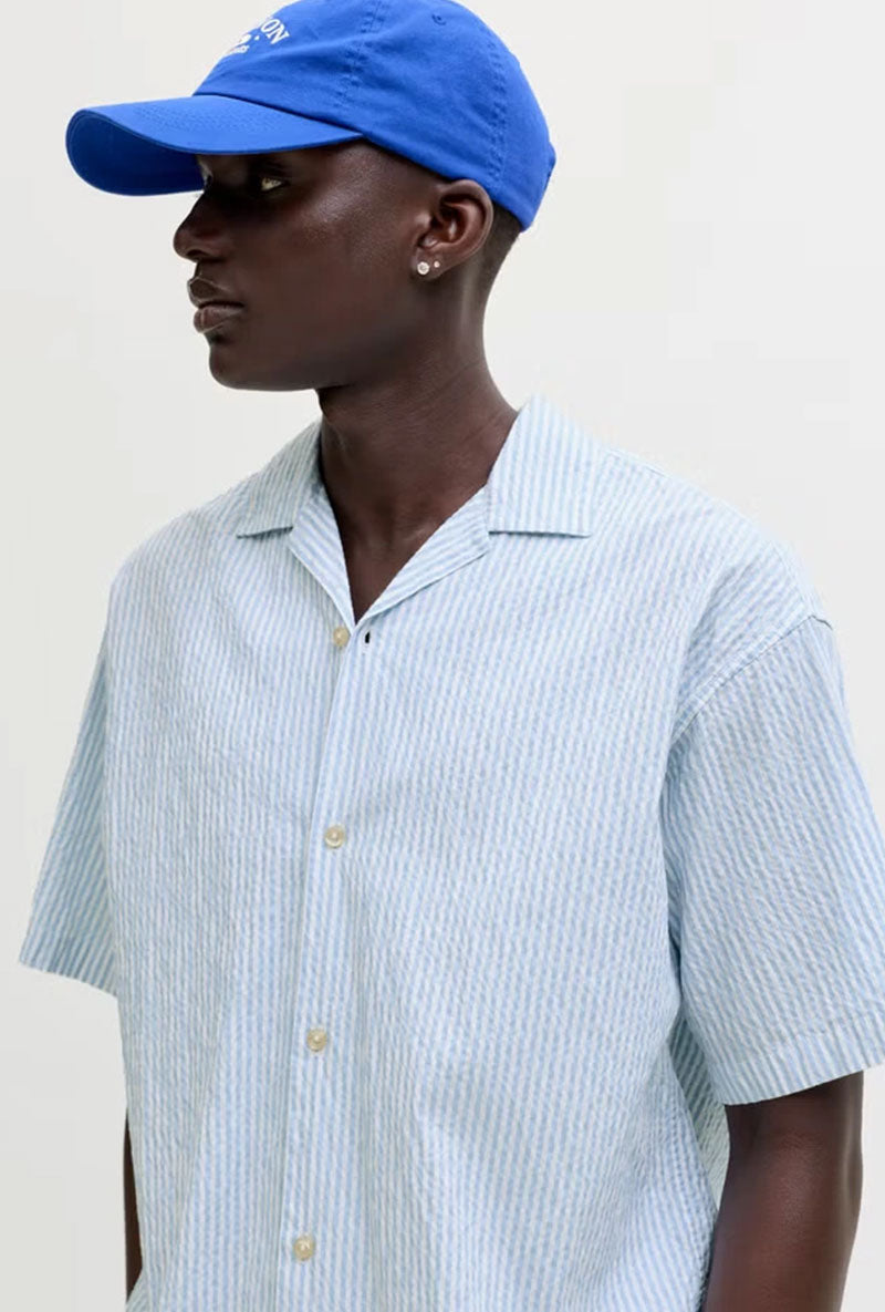 Front image of a model wearing Milo seersucker resort shirt in light blue, by brand Jack&jones