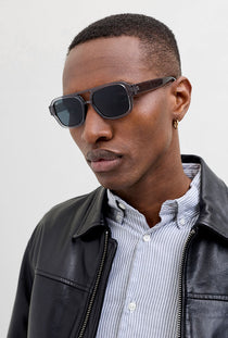 Front image of model wearing the Avey sunglasses in black, by brand Jack&jones