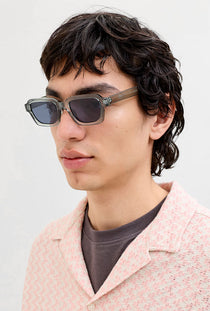 Front image of a model wearing the Avey sunglasses in green, by brand Jack&jones