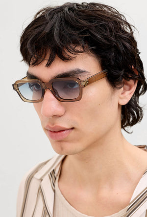 Front image of a model wearing the Avey sunglasses in light brown, by brand Jack&jones