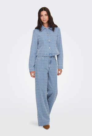 Front image of a model wearing the Jdy nico structure shacket in blue, by brand Jacqueline de yong