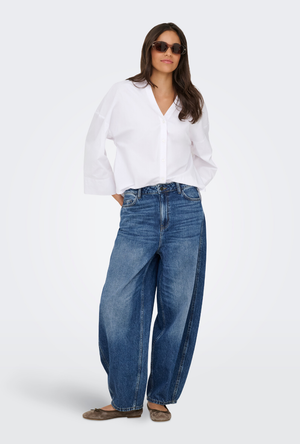 Front image of a model wearing the Jdy susie mw barrel jeans in denim, by brand Jacqueline de yong