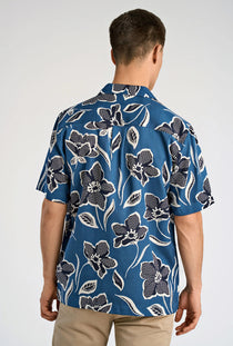 Back image of a model wearing the Aop lyocell s/s shirt in blue, by brand Lindbergh