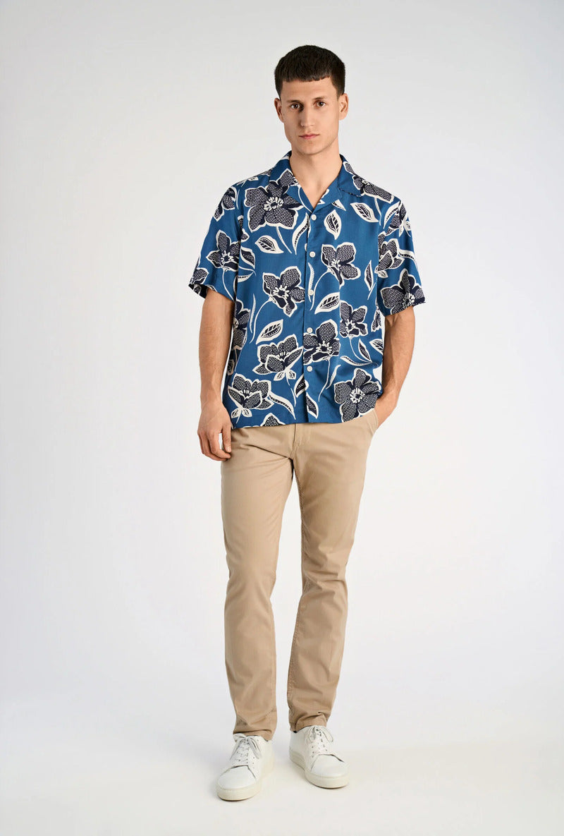 Front image of a model wearing Aop lyocell s/s shirt in blue, by brand Lindbergh