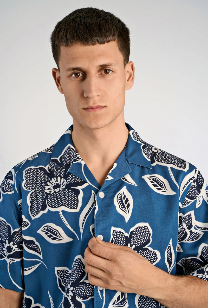 Front image of a model wearing Aop lyocell s/s shirt in blue, by brand Lindbergh
