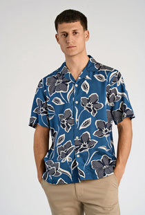 Front image of a model wearing the Aop lyocell s/s shirt in blue, by brand Lindbergh