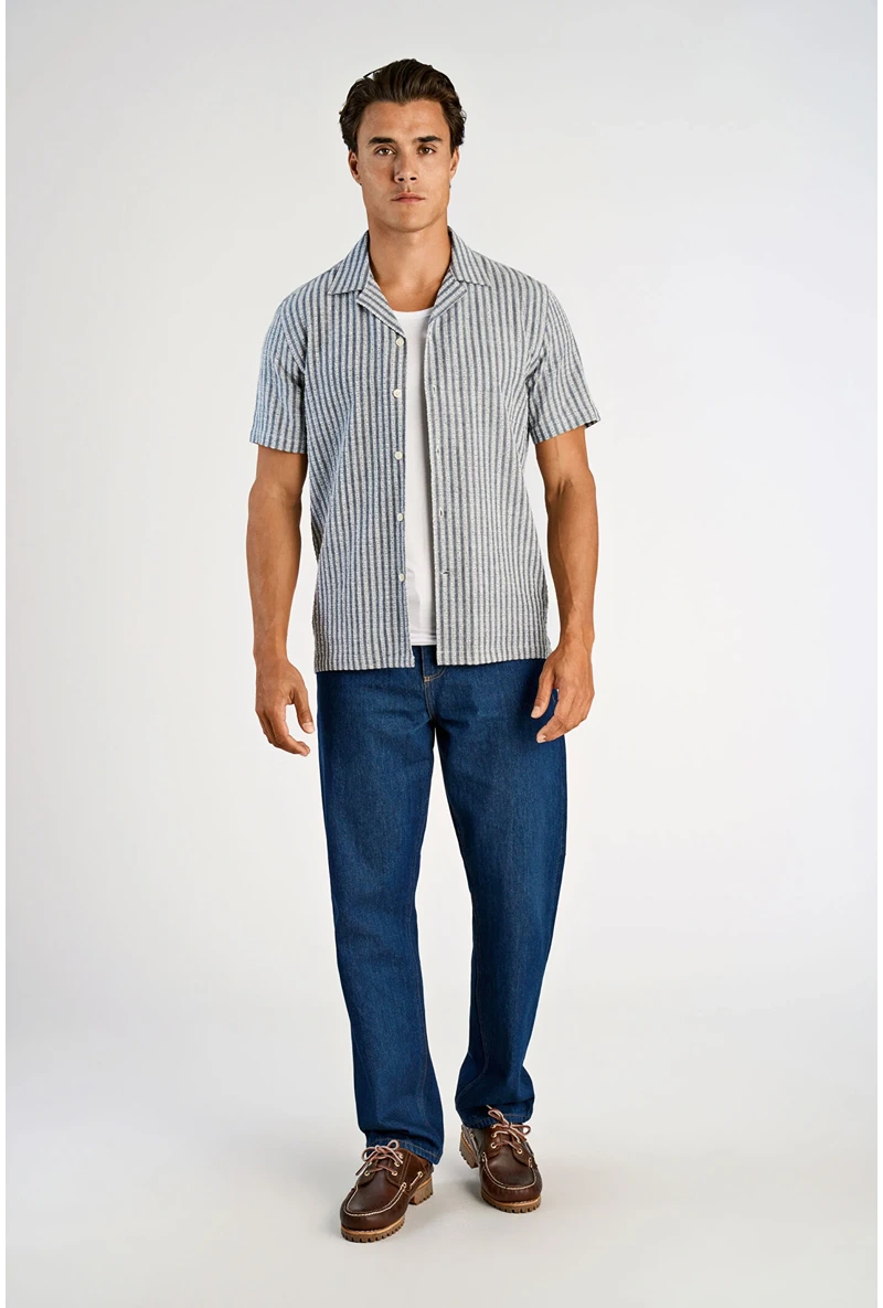 Front image of a model wearing Cotton structure s/s shirt in grey, by brand Lindbergh