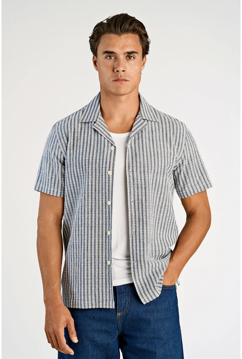Front image of a model wearing Cotton structure s/s shirt in grey, by brand Lindbergh
