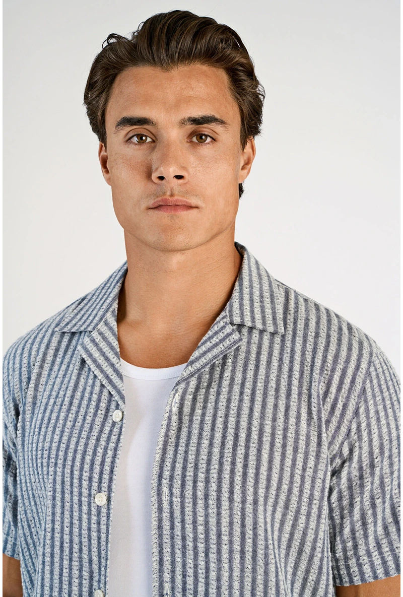 Front image of a model wearing Cotton structure s/s shirt in grey, by brand Lindbergh