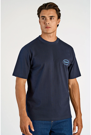 Front image of a model wearing the Lemon squeezy oversize t in navy, by brand Lindbergh