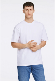 Front image of a model wearing the Oversized s/s t in white, by brand Lindbergh