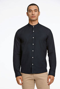 Front image of a model wearing the Lindbergh oxford superflex l/s shirt in black, by brand Lindbergh