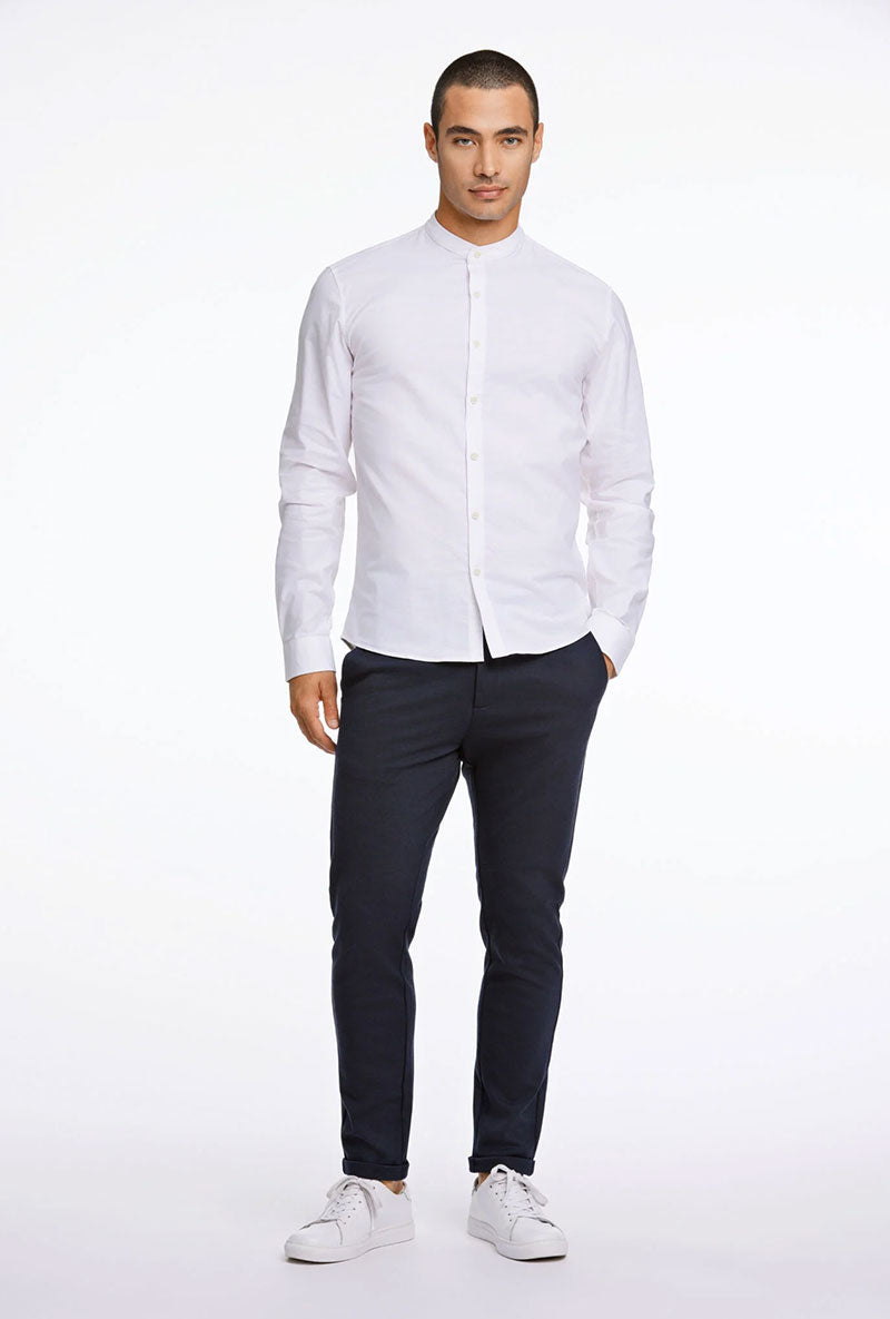 Front image of a model wearing Lindbergh oxford superflex l/s shirt in white, by brand Lindbergh
