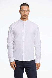 Front image of a model wearing the Lindbergh oxford superflex l/s shirt in white, by brand Lindbergh
