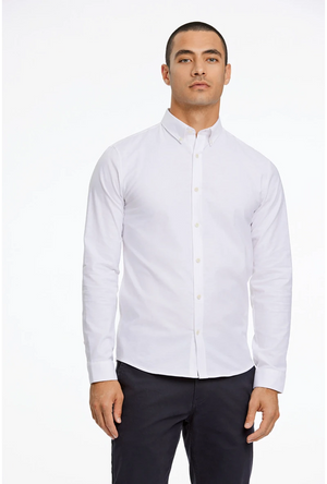 Front image of a model wearing the Oxford superflex l/s shirt in white, by brand Lindbergh
