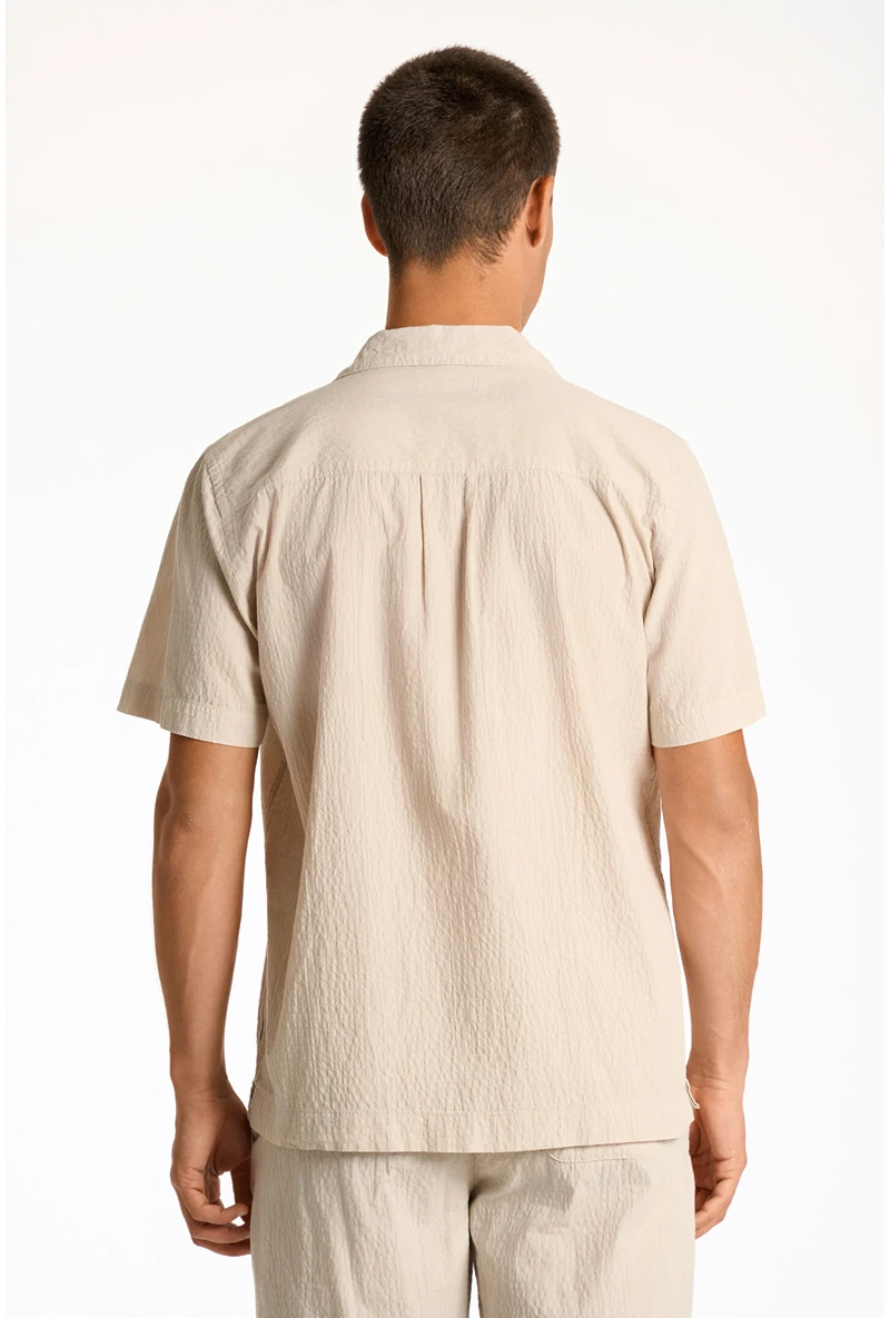 Back image of a model wearing Seersucker s/s shirt in beige, by brand Lindbergh