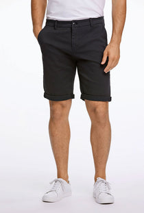 Front image of a model wearing the Superflex relaxed fit chino shorts in black, by brand Lindbergh