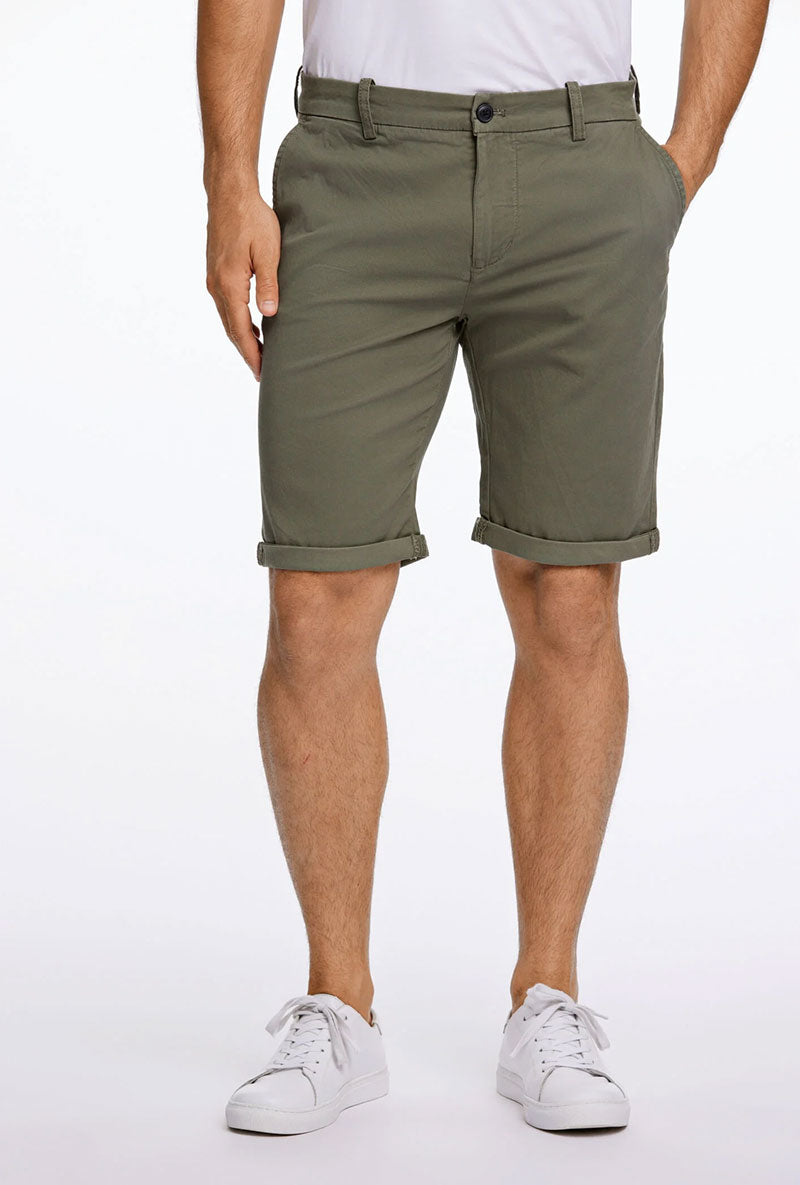 Front image of a model wearing Superflex relaxed fit chino shorts in khaki, by brand Lindbergh