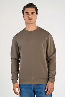 Front image of a model wearing the Lindbergh sweatshirt in brown, by brand Lindbergh
