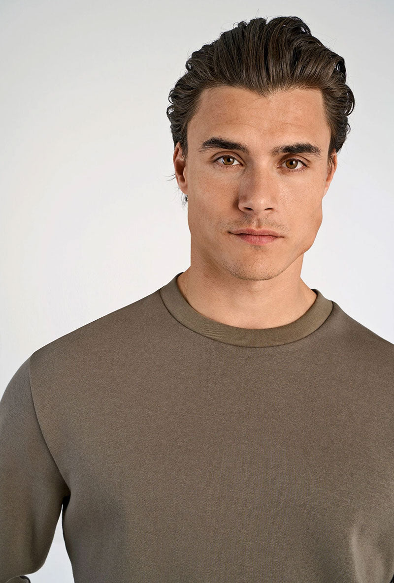 Front image of a model wearing Lindbergh sweatshirt in brown, by brand Lindbergh