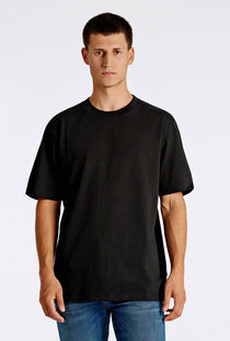 Front image of a model wearing the Oneck oversize tshirt in black, by brand Lindbergh
