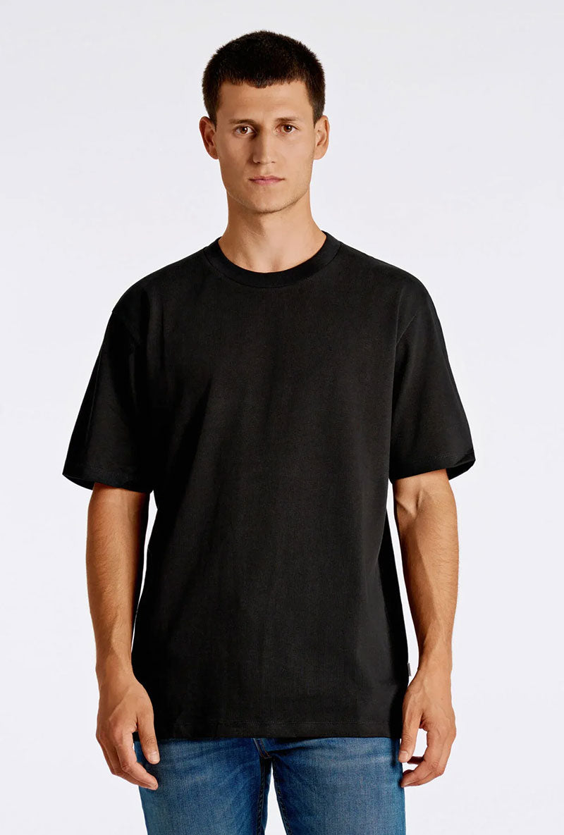 Front image of a model wearing Oneck oversize tshirt in black, by brand Lindbergh
