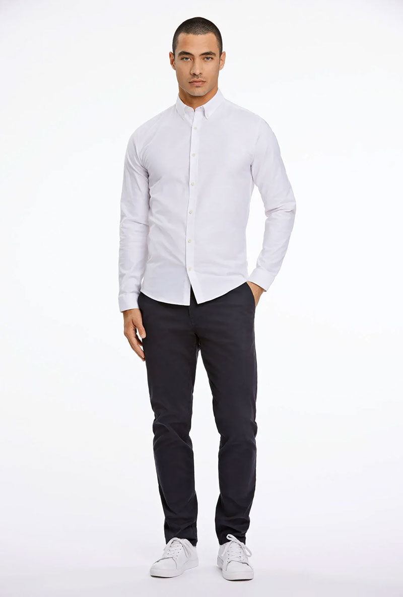 Front image of a model wearing Oxford superflex ls shirt in white, by brand Lindbergh