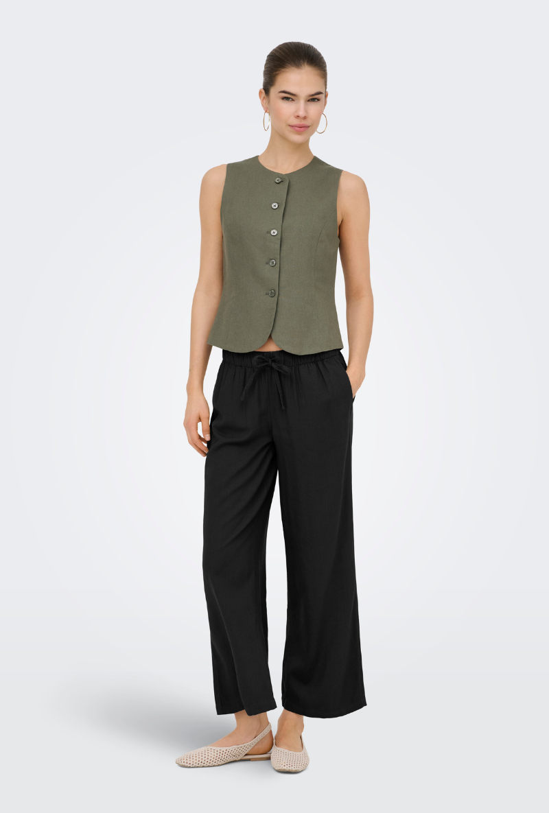 Front image of a model wearing Goa mw linen pull up culotte pants in black, by brand Only