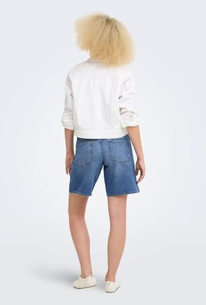 Back image of a model wearing the Lumi mw mom shorts in denim, by brand Only