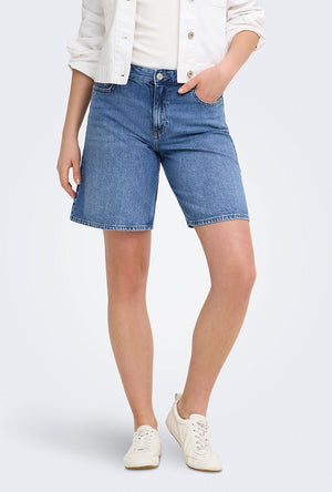 Front image of a model wearing the Lumi mw mom shorts in denim, by brand Only