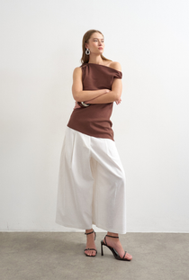 Front image of the Malin highrise wide culotte trousers in white, by brand Top shop