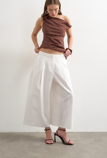 Front image of the Malin highrise wide culotte trousers in white, by brand Top shop