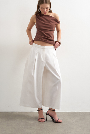 Front image of the Malin highrise wide culotte trousers in white, by brand Top shop