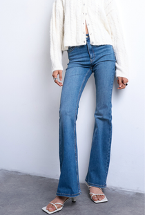 Front image of a model wearing the Jamie high rise flared jeans in denim, by brand Top shop