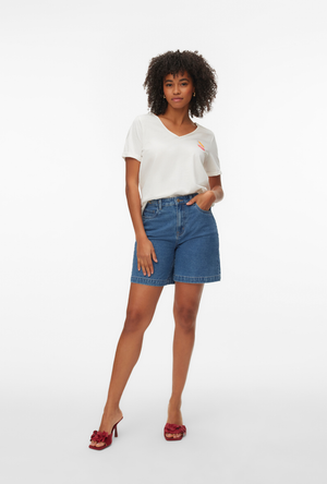 Front image of the Kanya shortsleeve v neck tshirt in white, by brand Vero moda