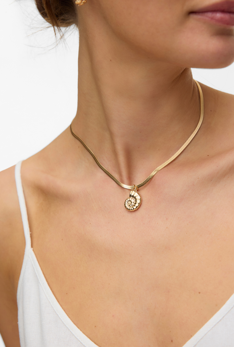 Front image of a model wearing Chelly necklace in gold, by brand Vero moda
