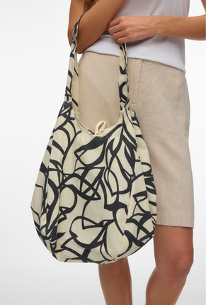 Front image of a model wearing Lina net bag in black/white, by brand Vero moda