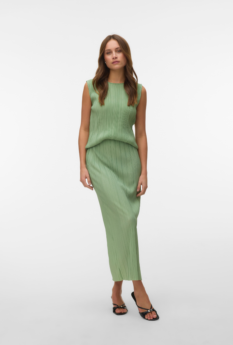 Front image of a model wearing Malene ankle skirt in green, by brand Vero moda