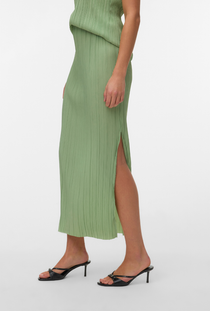 Front image of a model wearing the Malene ankle skirt in green, by brand Vero moda