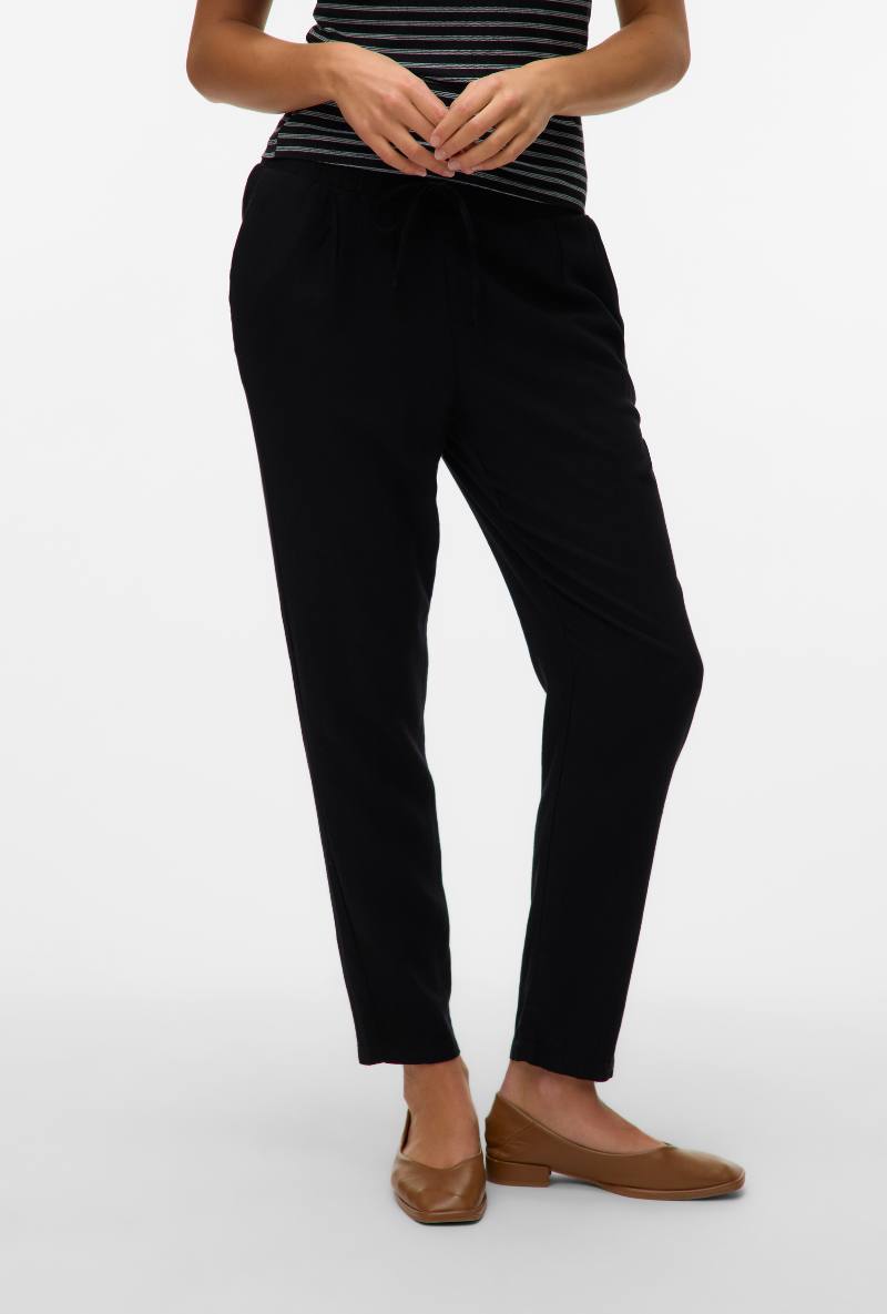 Front image of a model wearing Milo ankle pants in black, by brand Vero moda