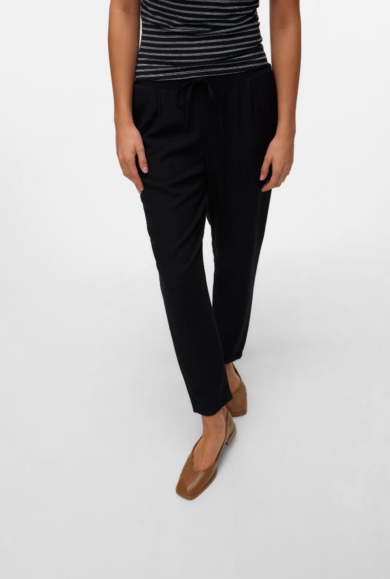 Front image of a model wearing Milo ankle pants in black, by brand Vero moda