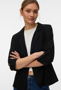 Front image of a model wearing the Milo loose blazer in black, by brand Vero moda