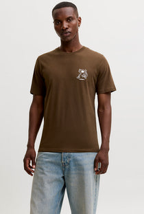 Front image of a model wearing the Brewy ss tee in chocolate, by brand Jack&jones
